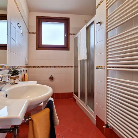 Apartamento Charming Flat With Swimming Pool