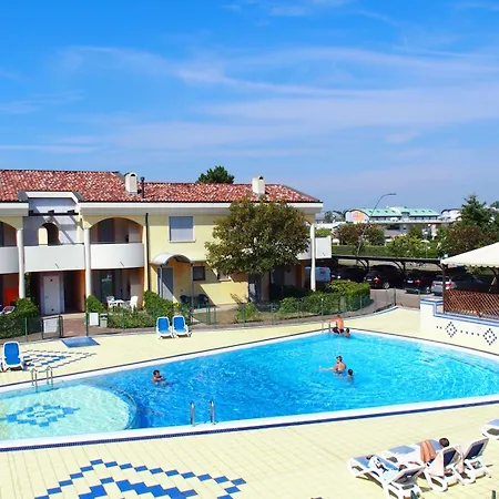 Apartamento Charming Flat With Swimming Pool