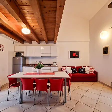 Apartamento Charming Flat With Swimming Pool